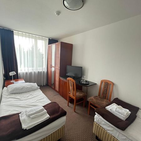 Хостел Plonia Economy Щецин Экстерьер фото